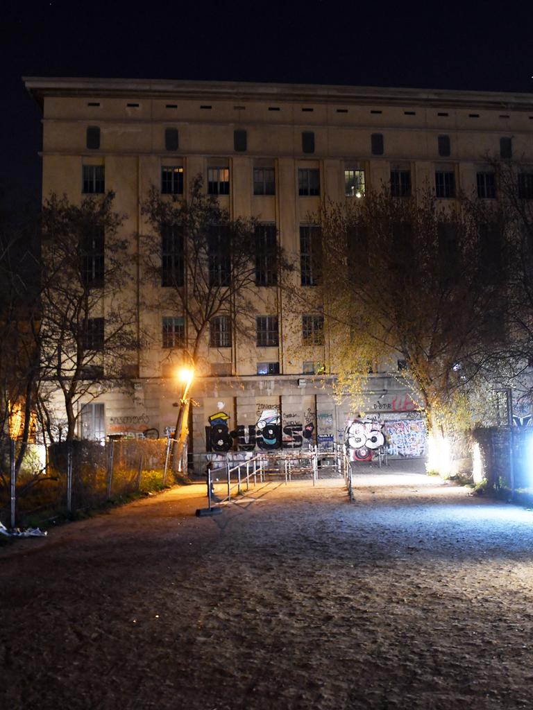 Der Eingang des Berghain Clubs in Berlin bei Nacht, menschenleer.