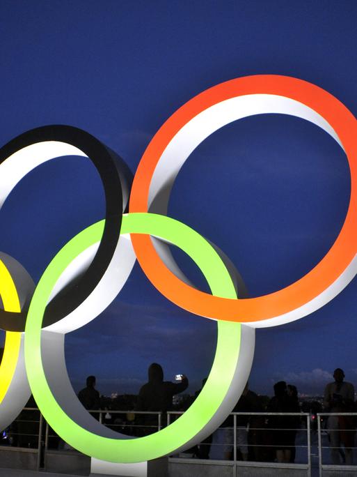 Die Olympischen Ringe werden vor dem Pariser Eifelturm angestrahlt. 
