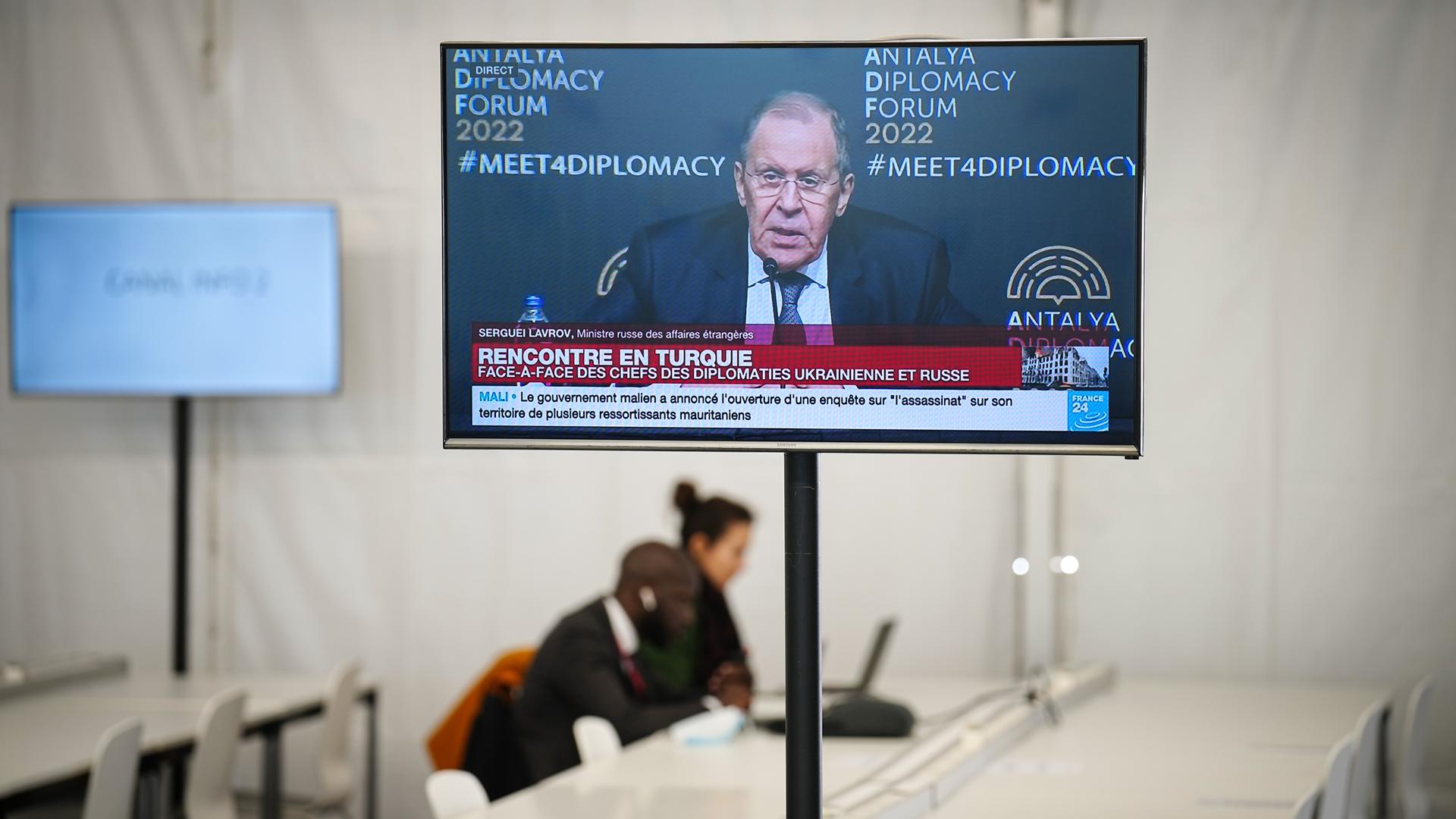 Auf einem Fernseher im Pressezentrum am Schloss in Versailles läuft die Übertragung der Pressekonferenz von Sergei Lawrow, Außenminister von Russland, nach dessen Treffen mit seinem ukrainischen Amtskollegen.