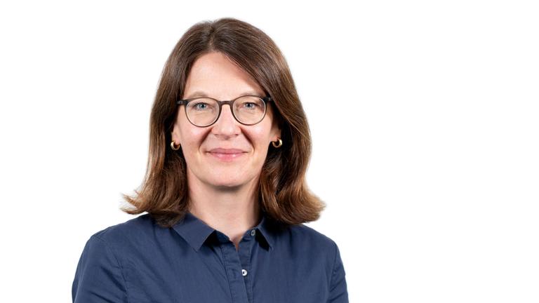 Portrait einer braunhaarigen Frau mit Brille vor weißem Hintergrund Portrait einer braunhaarigen Frau mit Brille vor weißem Hintergrund