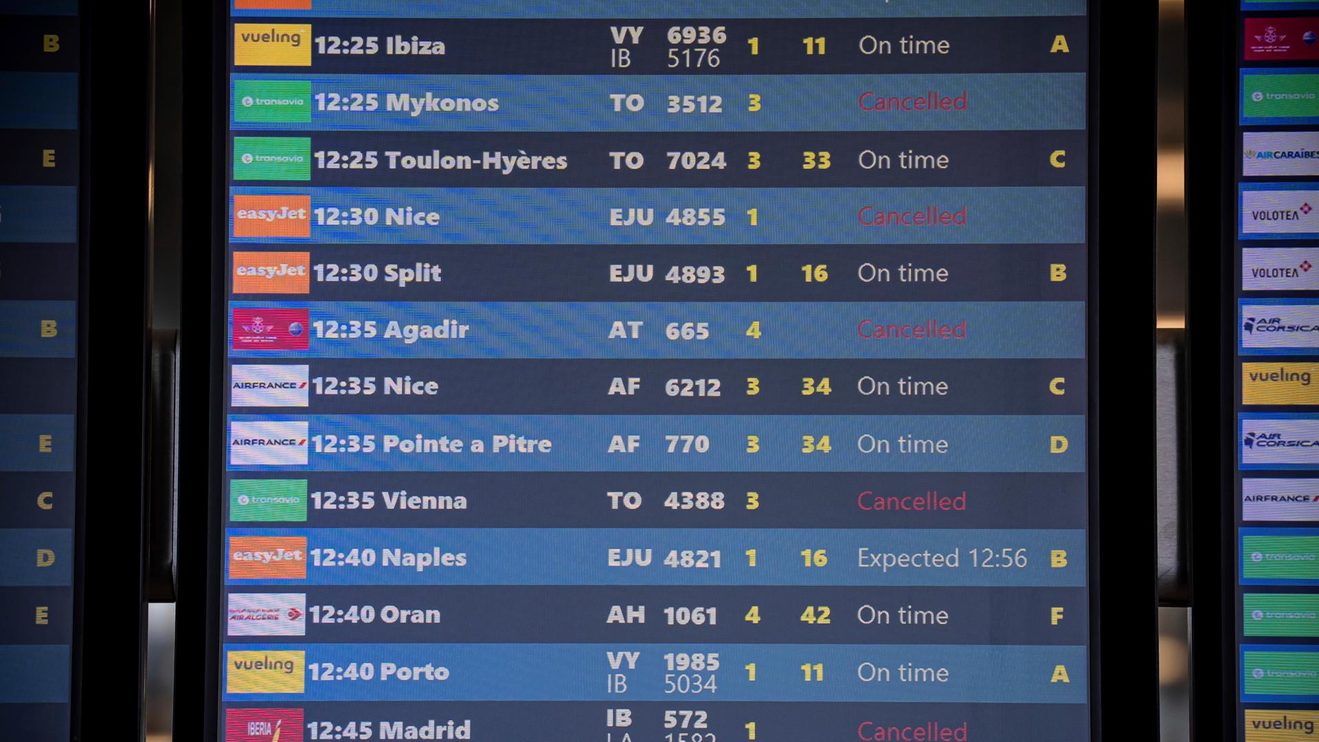 Orly: Eine Informationstafel für Abflüge ist auf dem Flughafen Orly in der Nähe von Paris zu sehen, wo die französischen Fluglotsen einen zweitägigen Streik für bessere Arbeitsbedingungen begonnen haben. 