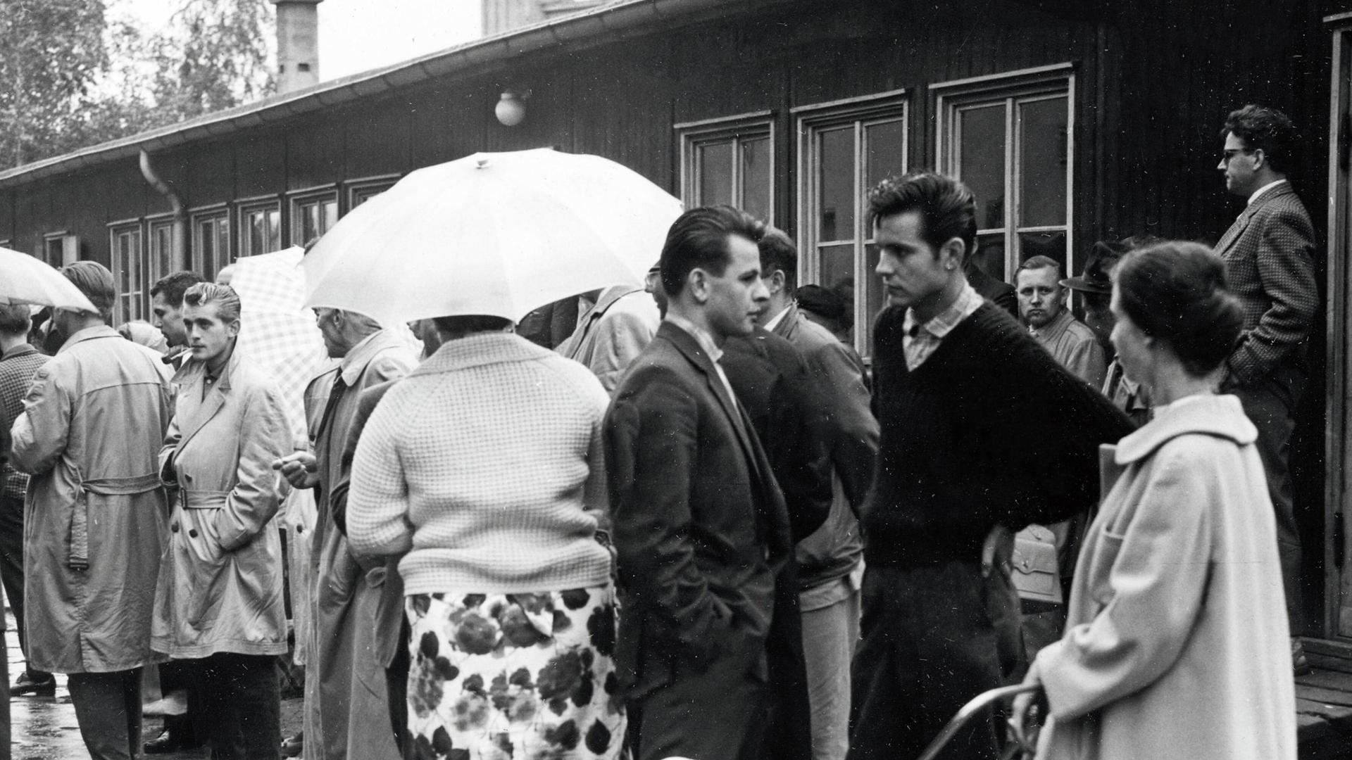 Flüchtlingslager in Marienfelde, in dem ein Teil der Flüchtlinge untergebracht ist, 21.07.1961 Flüchtlingslager in Marienfelde, in dem ein Teil der Flüchtlinge untergebracht ist, 21.07.1961