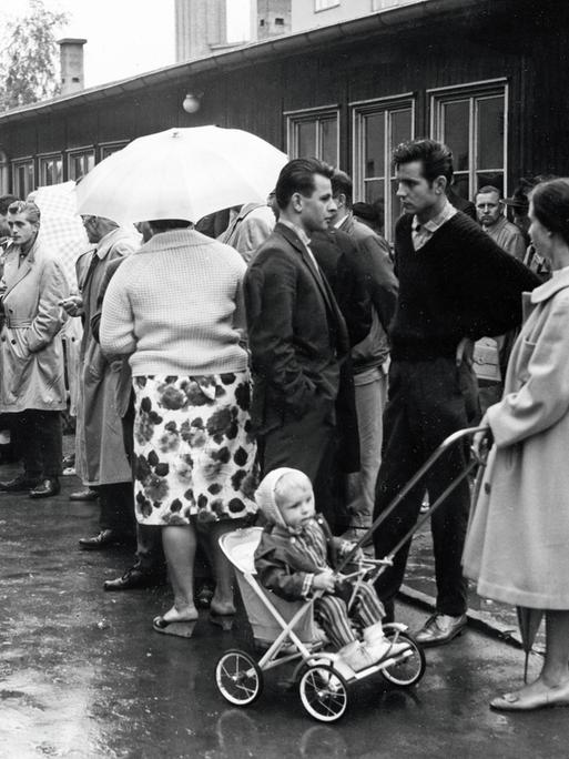 Flüchtlingslager in Marienfelde, in dem ein Teil der Flüchtlinge untergebracht ist, 21.07.1961 Flüchtlingslager in Marienfelde, in dem ein Teil der Flüchtlinge untergebracht ist, 21.07.1961
