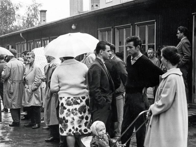 Flüchtlingslager in Marienfelde, in dem ein Teil der Flüchtlinge untergebracht ist, 21.07.1961 Flüchtlingslager in Marienfelde, in dem ein Teil der Flüchtlinge untergebracht ist, 21.07.1961