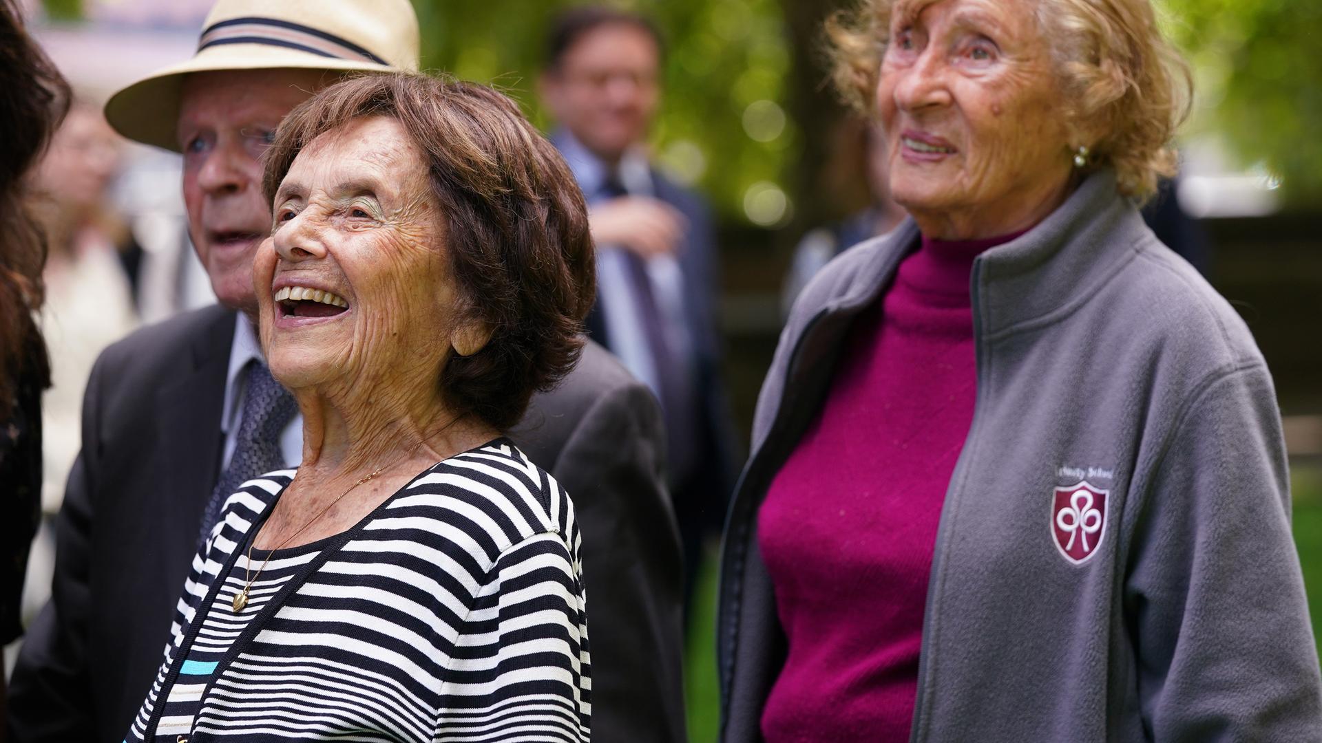 Holocaust-Überlebende Lily Ebert im Vordergrund vor weiteren Überlebenden der Shoah Holocaust-Überlebende Lily Ebert im Vordergrund vor weiteren Überlebenden der Shoah