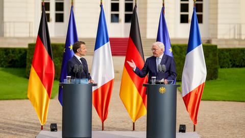 Das Foto zeigt den französischen Präsidenten Macron bei einer Pressekonferenz mit Bundespräsident Steinmeier in Berlin vor dem Schloss Bellevue.