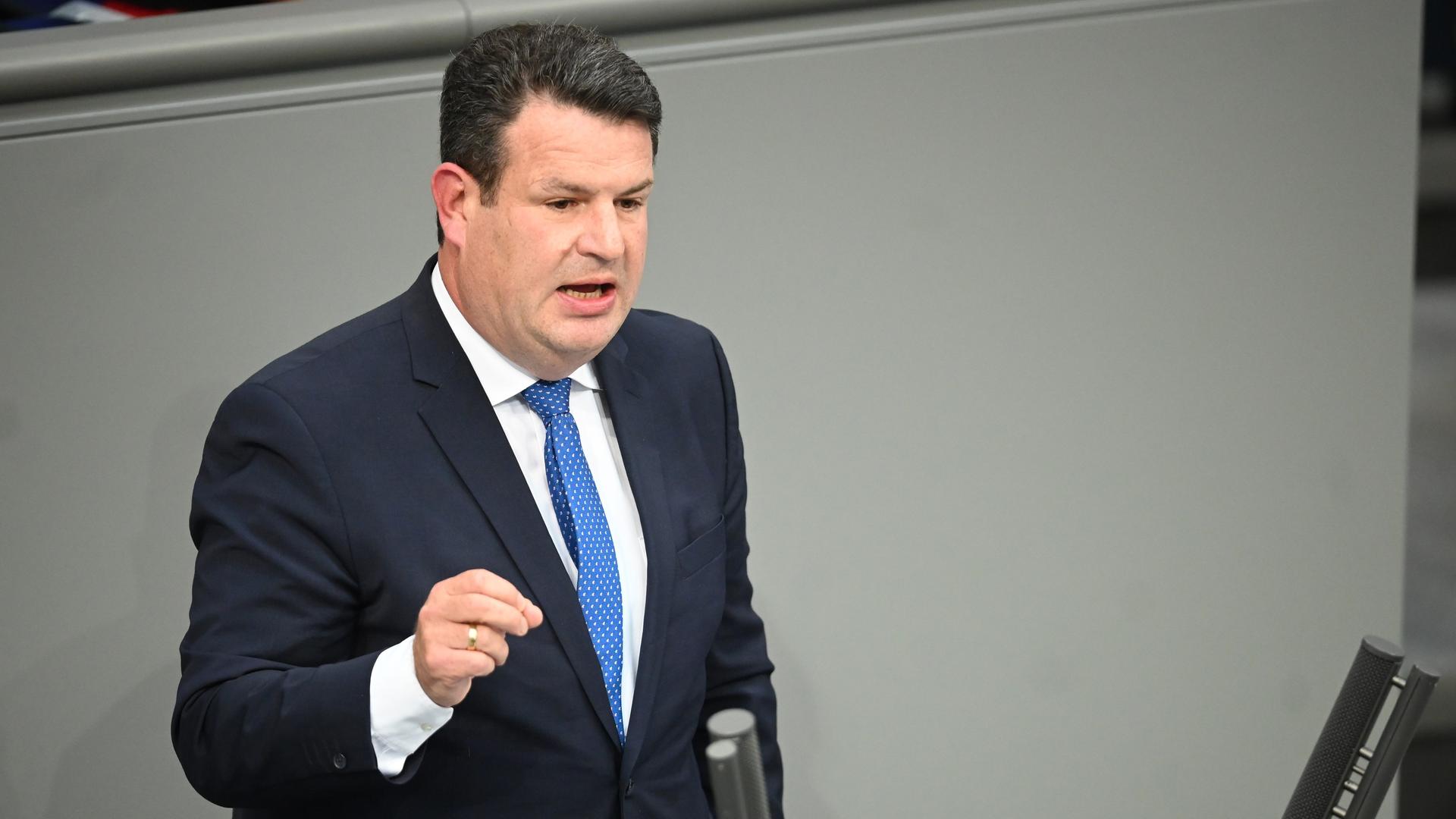 Hubertus Heil (SPD), Bundesminister für Arbeit und Soziales, spricht im Plenarsaal im Bundestag. 