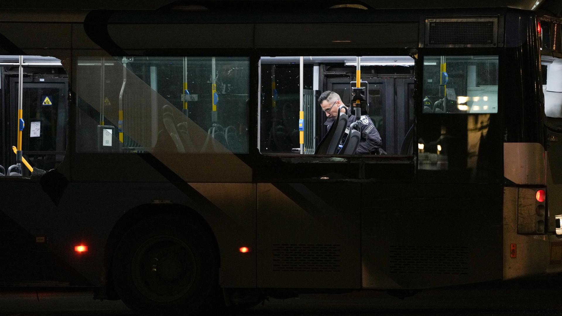 Ein israelischer Polizist inspiziert einen abgestellten Bus, in dem eine Bombe explodiert war. 