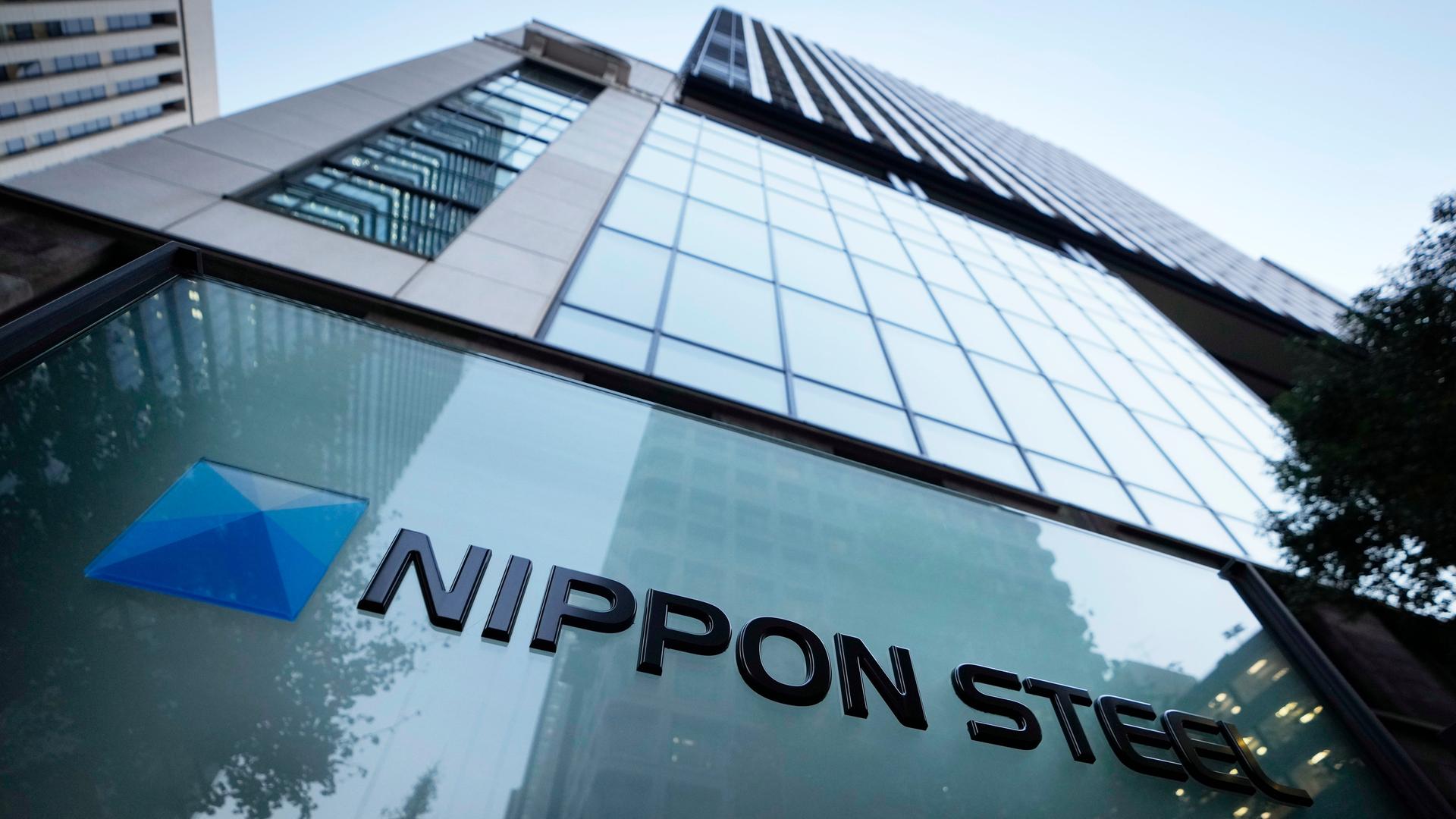 Ein Hochhaus von unten gesehen, die Hauptstelle des Stahlunternehmens Nippon Steel in Tokio.