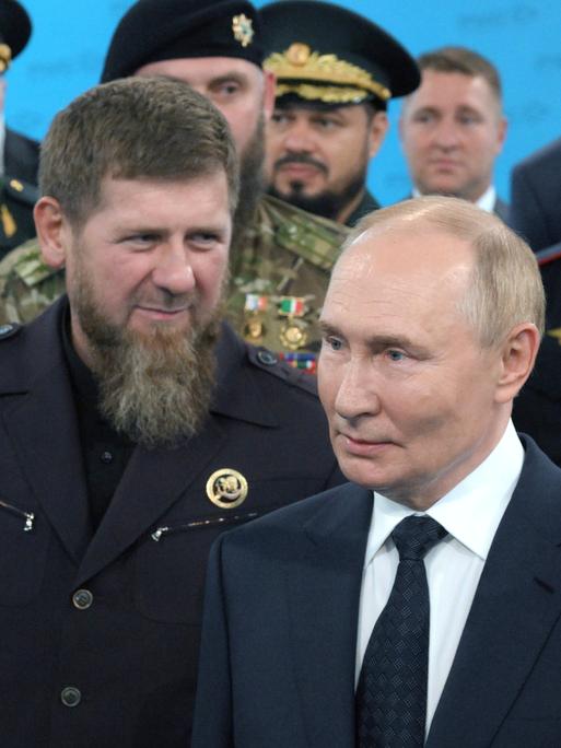 Bei einer Universitätsbesichtigung steht Ramsan Kadyrow hinter Wladimir Putin.
