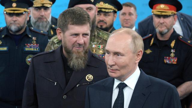 Bei einer Universitätsbesichtigung steht Ramsan Kadyrow hinter Wladimir Putin.