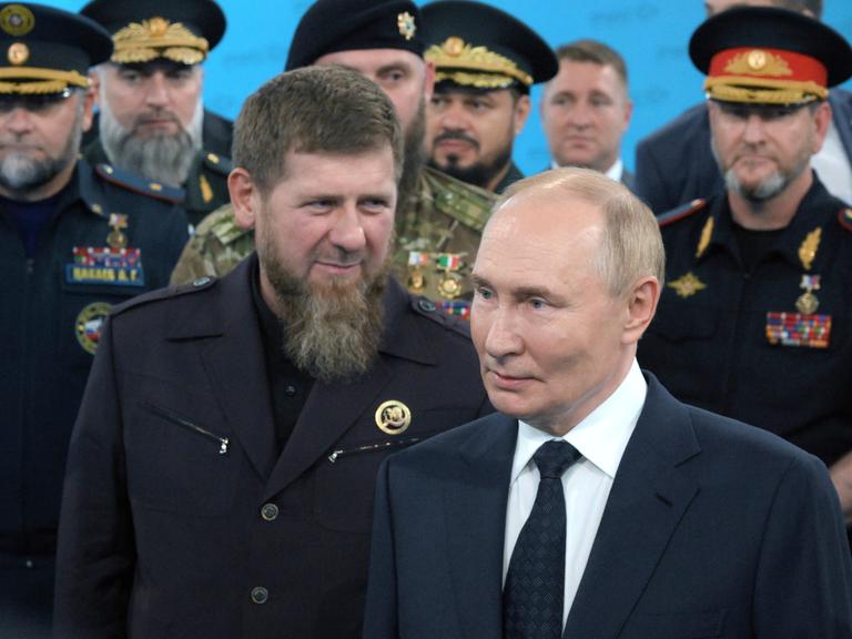 Bei einer Universitätsbesichtigung steht Ramsan Kadyrow hinter Wladimir Putin.