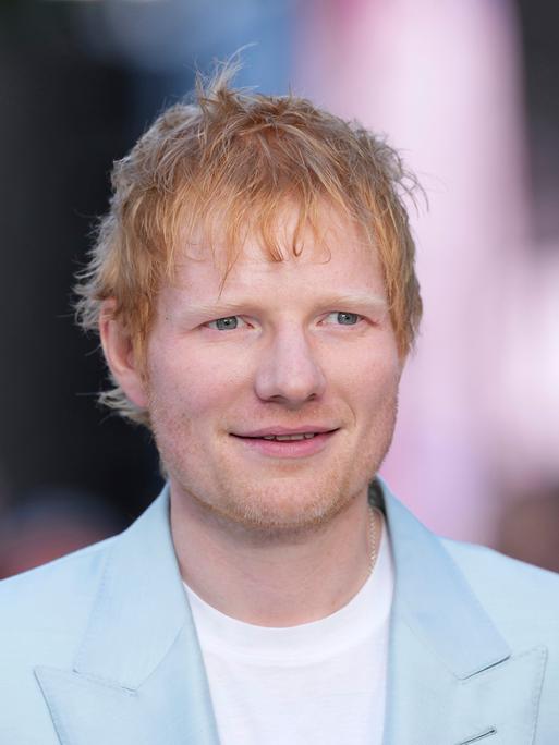 Bei seiner Ankunft bei der Premiere des Films „F1 The Movie“ posiert Ed Sheeran für die Fotografen.