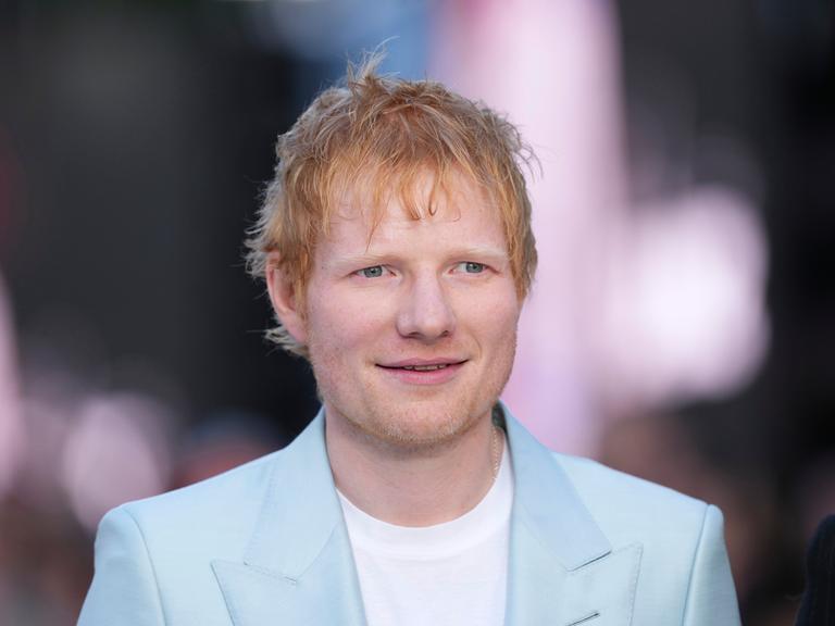 Bei seiner Ankunft bei der Premiere des Films „F1 The Movie“ posiert Ed Sheeran für die Fotografen.
