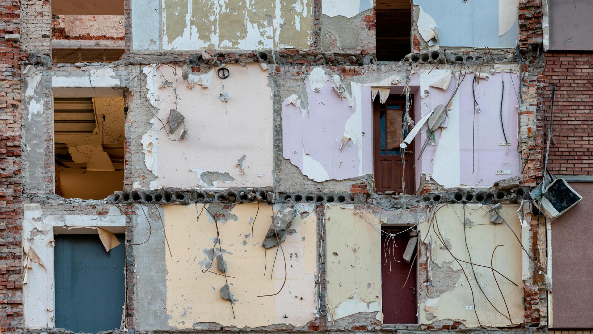 An dem zerstörten Haus in der Ukraine wurde durch Bombeneinschläge die komplette Fassade weggerissen.