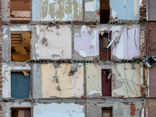 An dem zerstörten Haus in der Ukraine wurde durch Bombeneinschläge die komplette Fassade weggerissen.