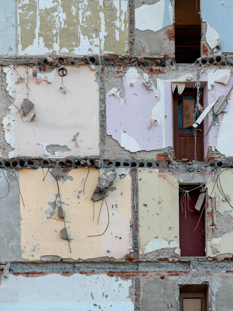An dem zerstörten Haus in der Ukraine wurde durch Bombeneinschläge die komplette Fassade weggerissen.