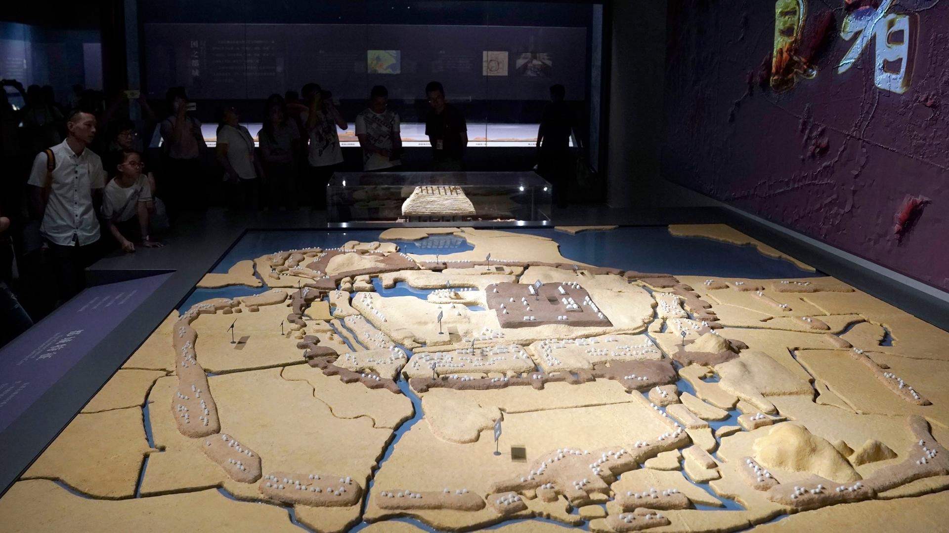 Modell der archäologischen Ruinen von Liangzhu City in einer Ausstellung in Peking, Juli 2019