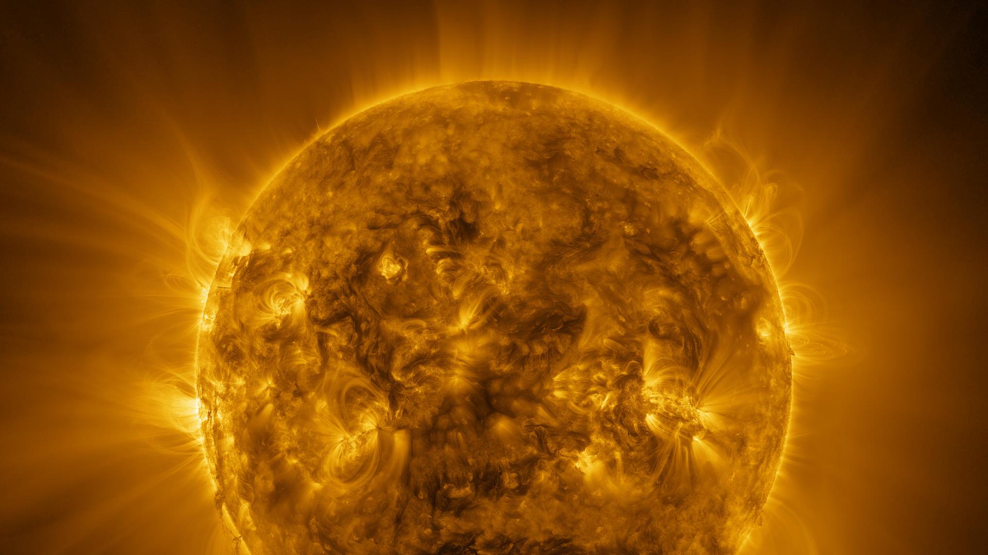 Eine detaillierte Aufnahme der Sonne, die millionen Grad heiße Atmosphäre der Sonne, die Korona. Die Sonne sieht aus wie ein Feuerball im Weltraum.