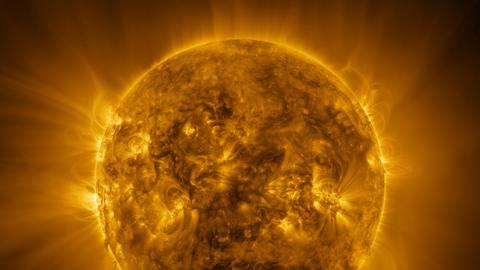 Eine detaillierte Aufnahme der Sonne, die millionen Grad heiße Atmosphäre der Sonne, die Korona. Die Sonne sieht aus wie ein Feuerball im Weltraum.