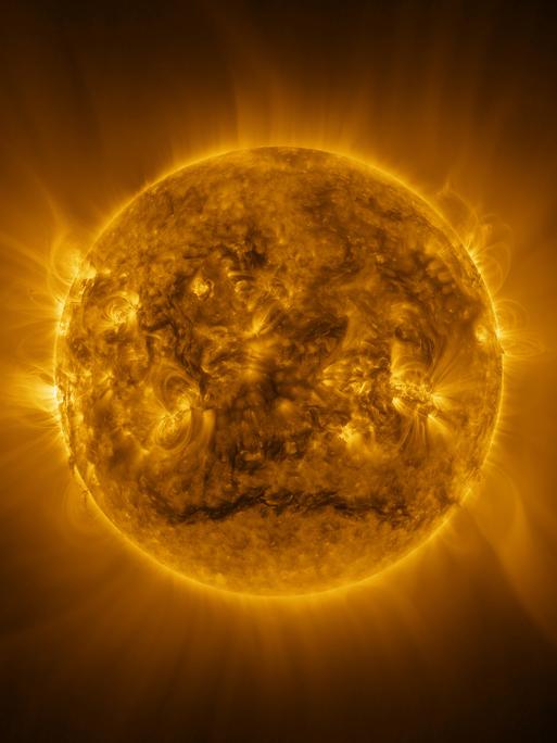 Eine detaillierte Aufnahme der Sonne, die millionen Grad heiße Atmosphäre der Sonne, die Korona. Die Sonne sieht aus wie ein Feuerball im Weltraum. Eine detaillierte Aufnahme der Sonne, die millionen Grad heiße Atmosphäre der Sonne, die Korona. Die Sonne sieht aus wie ein Feuerball im Weltraum.
