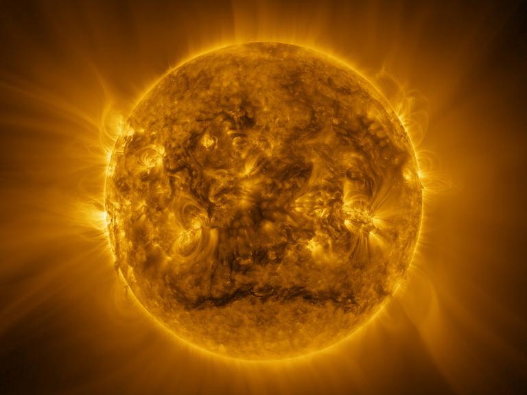 Eine detaillierte Aufnahme der Sonne, die millionen Grad heiße Atmosphäre der Sonne, die Korona. Die Sonne sieht aus wie ein Feuerball im Weltraum. Eine detaillierte Aufnahme der Sonne, die millionen Grad heiße Atmosphäre der Sonne, die Korona. Die Sonne sieht aus wie ein Feuerball im Weltraum.