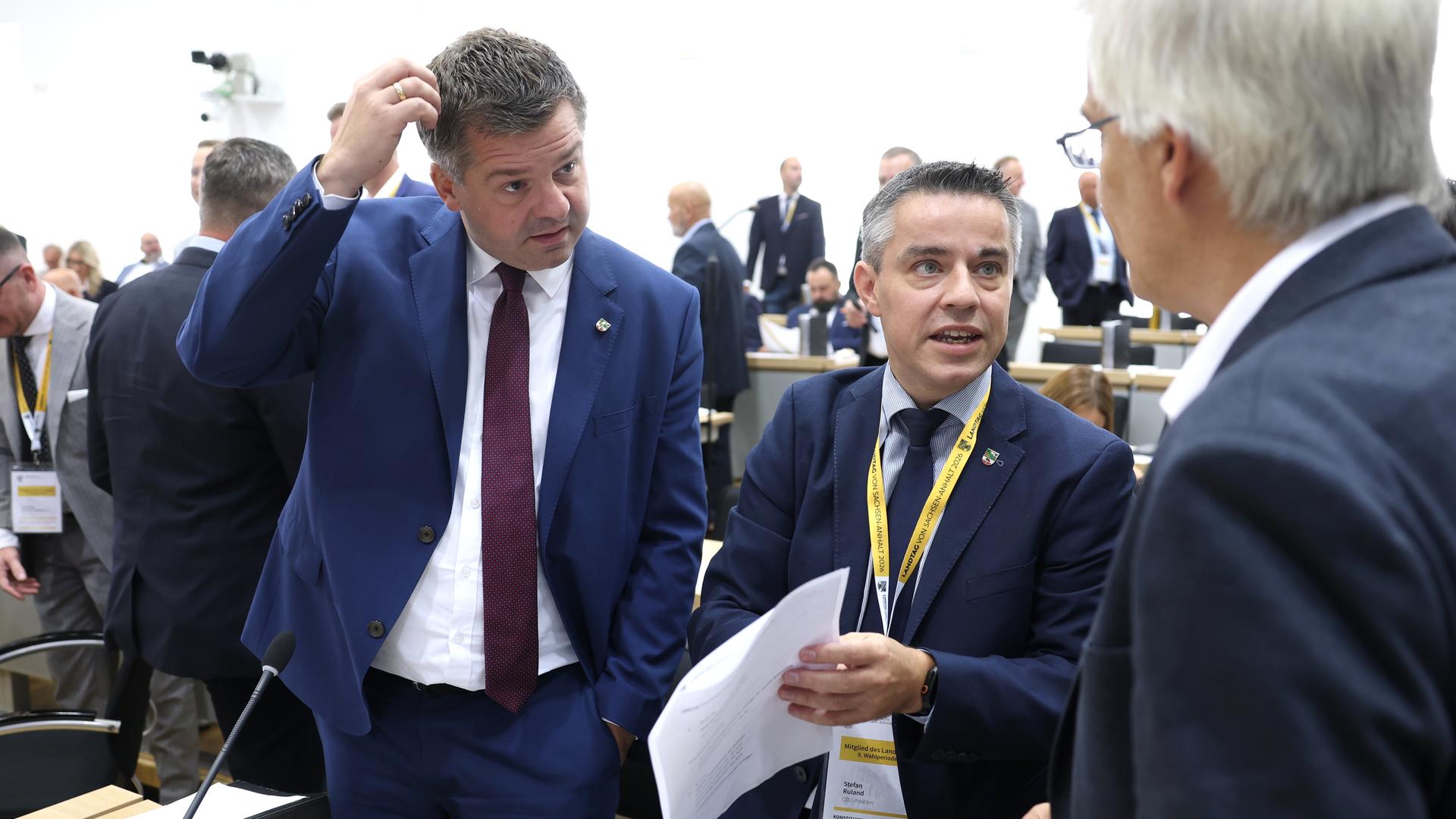 Sven Schulze (l, CDU) und Stefan Ruland (M, CDU) während der konstituierenden Sitzung des Landtags von Sachsen-Anhalt. Sven Schulze (l, CDU) und Stefan Ruland (M, CDU) während der konstituierenden Sitzung des Landtags von Sachsen-Anhalt.