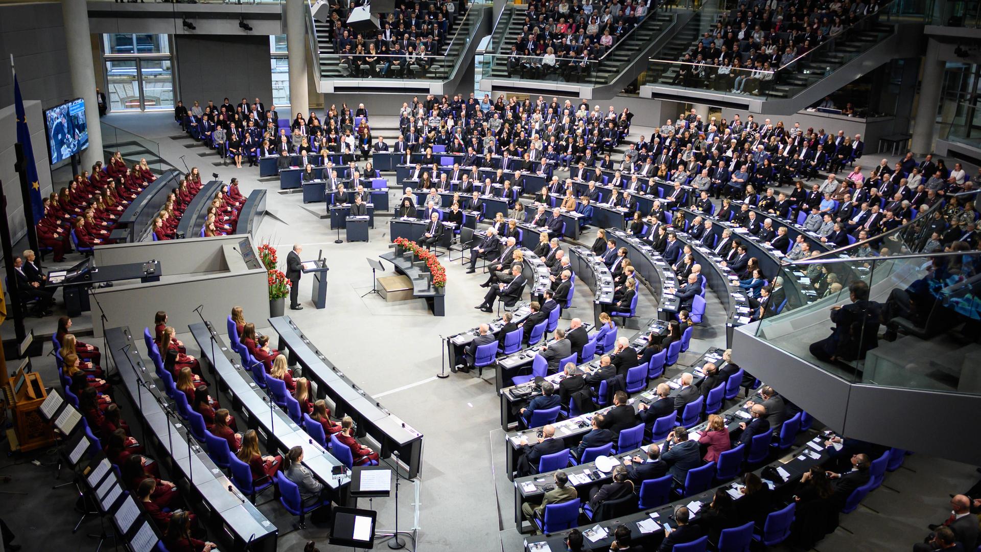 Das Foto zeigt den Bundestag von innen während der Gedenkveranstaltung im Rahmen des Volkstrauertags.