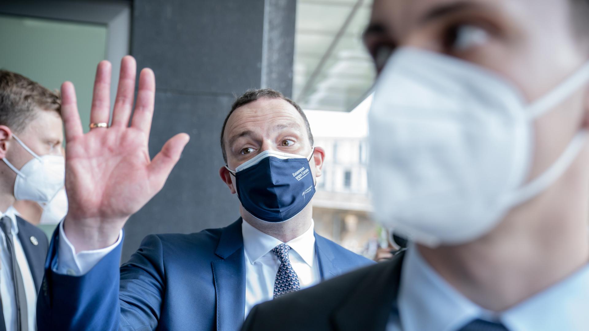 Jens Spahn (CDU), Bundesminister für Gesundheit, verabschiedet sich mit Maske nach einer Pressekonferenz zur Corona-Lage (10.06.2021)