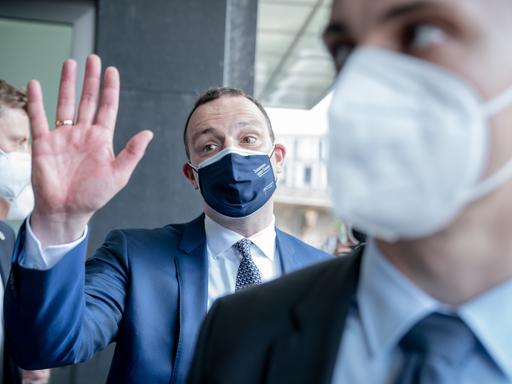 Jens Spahn (CDU), Bundesminister für Gesundheit, verabschiedet sich mit Maske nach einer Pressekonferenz zur Corona-Lage (10.06.2021)