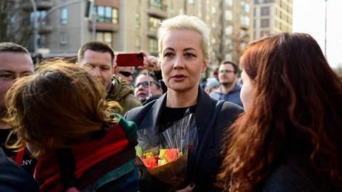 Julia Nawalnaja, die Witwe von Alexej Nawalny, bei einem Protest gegen die russische Präsidentschaftswahl in Berlin