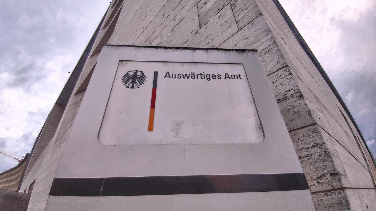 Zu sehen ist ein Teil der Außenfassade des Auswärtigen Amtes in Berlin.