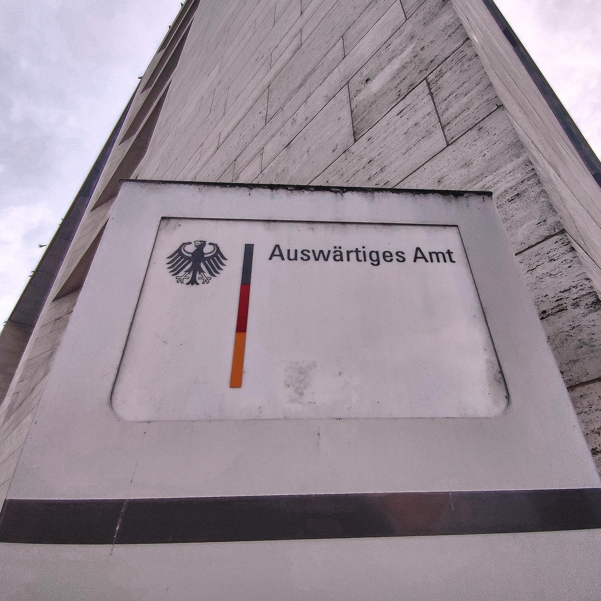 Zu sehen ist ein Teil der Außenfassade des Berlin Auswärtigen Amtes. 