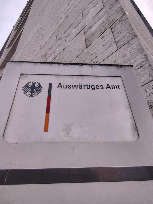 Zu sehen ist ein Teil der Außenfassade des Berlin Auswärtigen Amtes. 