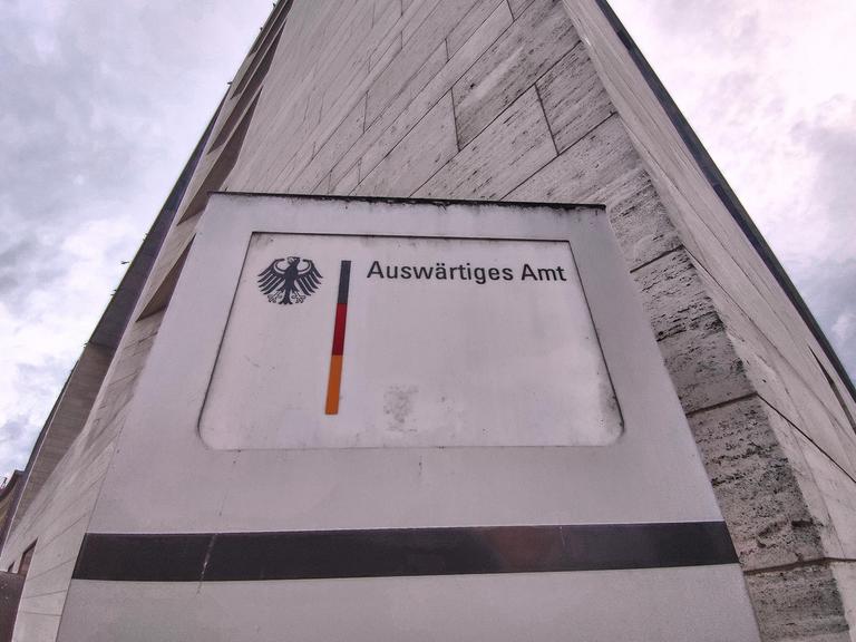 Zu sehen ist ein Teil der Außenfassade des Berlin Auswärtigen Amtes. 
