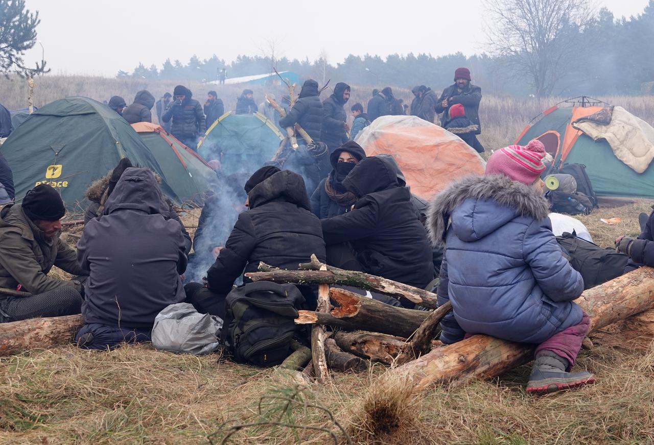 Migranten campieren bei einem Waldstück in der Nähe der polnischen Grenze.