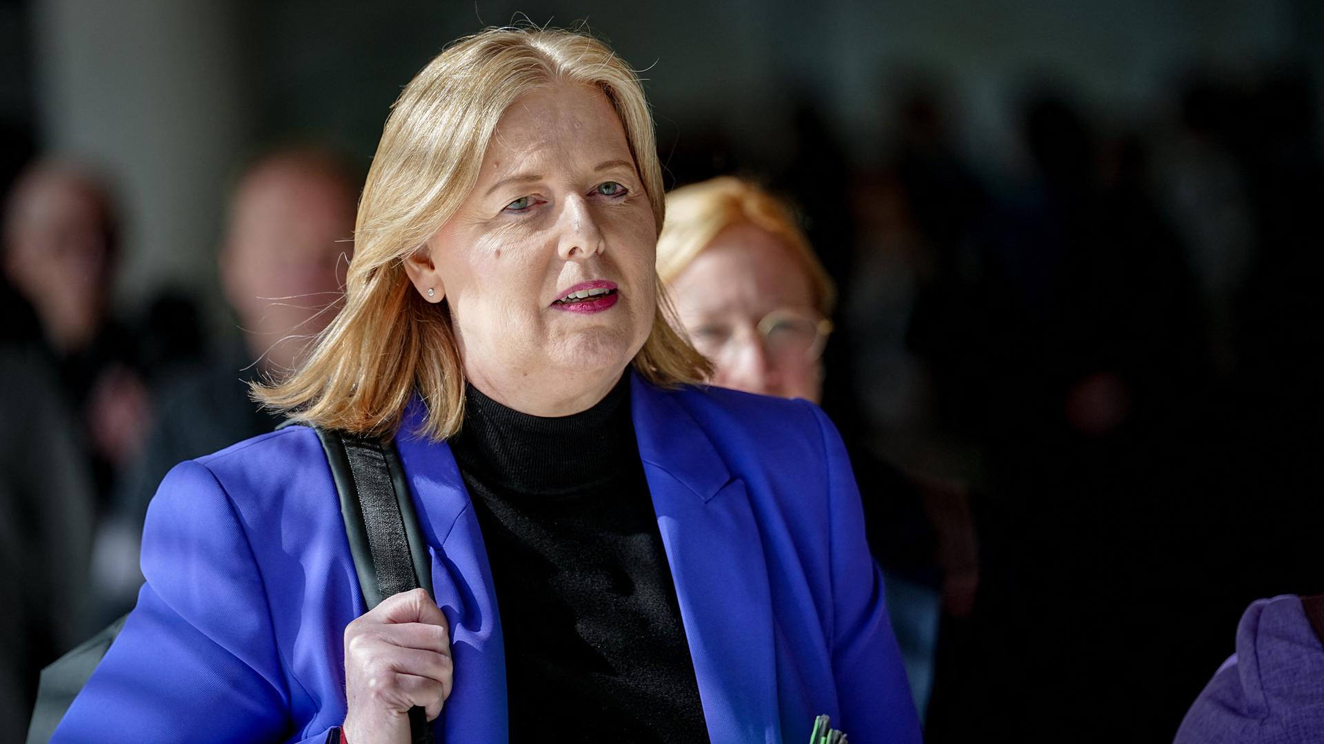 Die SPD-Politikerin Bärbel Bas trägt ein blaues Jackett und einen Umhängetasche. Die SPD-Politikerin Bärbel Bas trägt ein blaues Jackett und einen Umhängetasche.