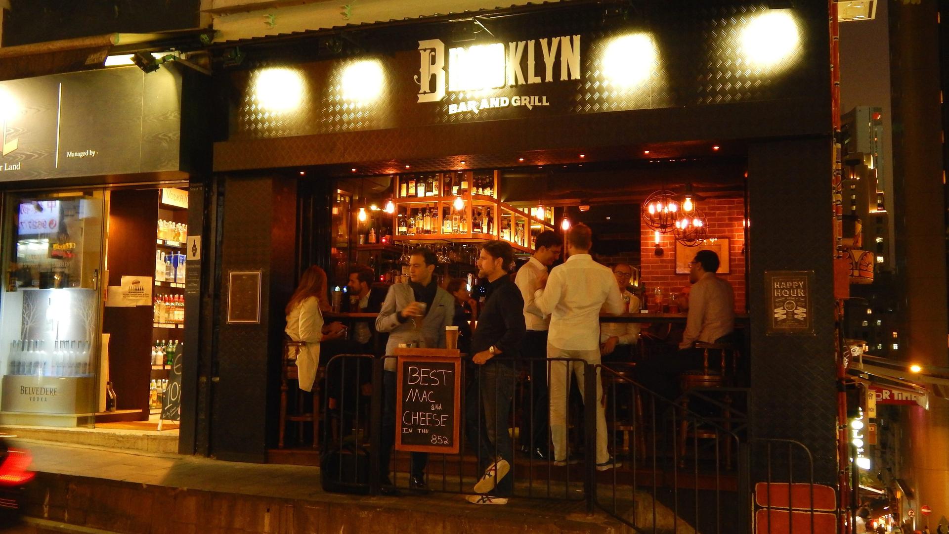 Brooklyn Bar and Grill im Szeneviertel SoHo auf Hong Kong Island gehoert zu den beliebten Happy Hour Treffs und ist eine typische American Bar. In SoHo hat sich eine stilvolle Subkultur aus edlen Wein- und Delikatessengeschaeften, Restaurants und Kneipen etabliert.