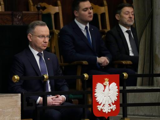 Polen, Warschau: Andrzej Duda (l), Präsident von Polen,  steht im Parlament. 