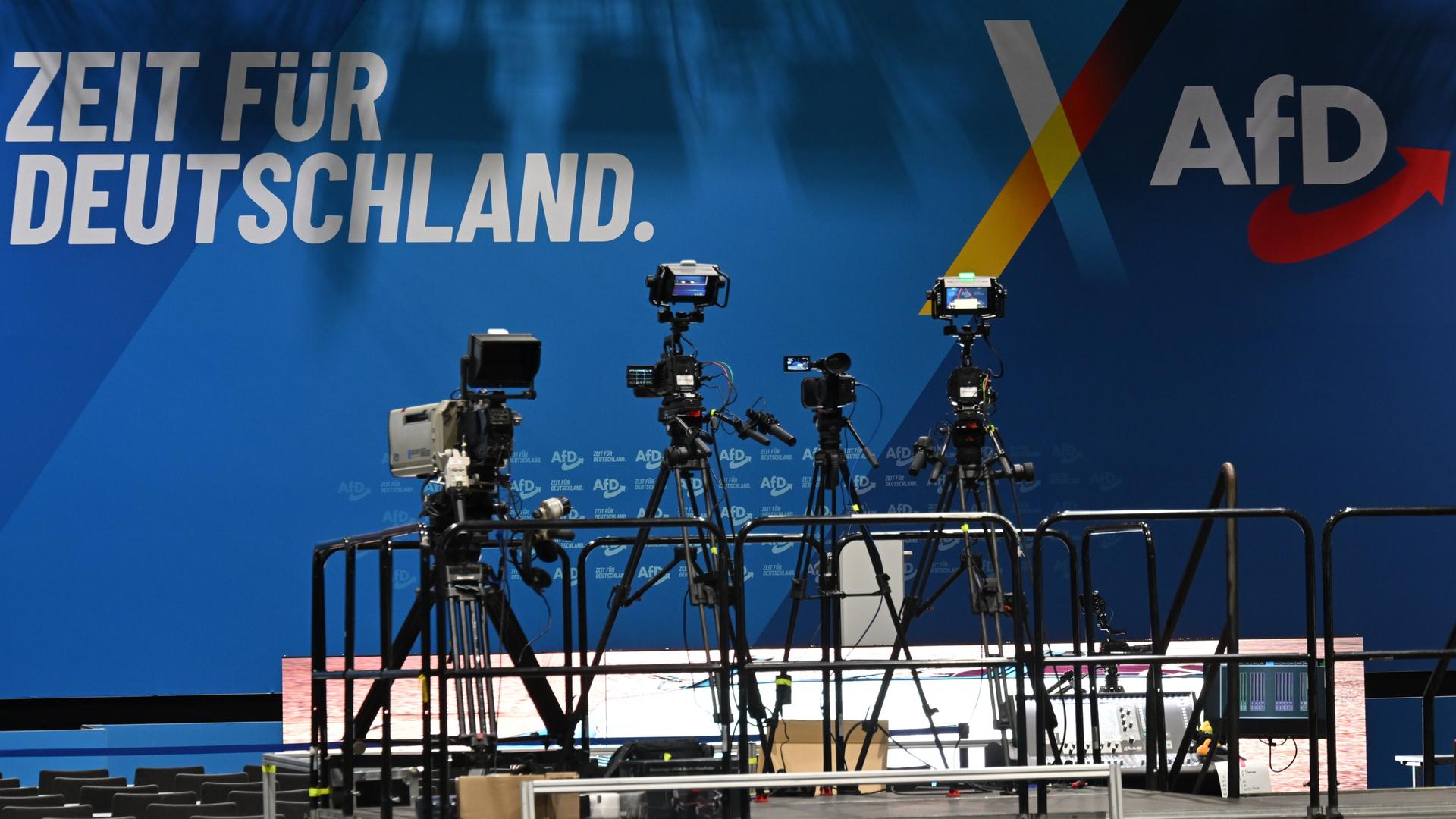 Fernsehkameras stehen vor der Bühne in der Messe Erfurt, die das Logo der AfD zeigt. Fernsehkameras stehen vor der Bühne in der Messe Erfurt, die das Logo der AfD zeigt.