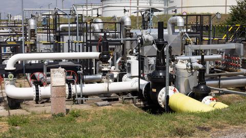 Das Foto zeigt einen Eintrittspunkt der Druschba-Pipeline in Ungarn bei der Donauraffinerie in Szazhalombatta.