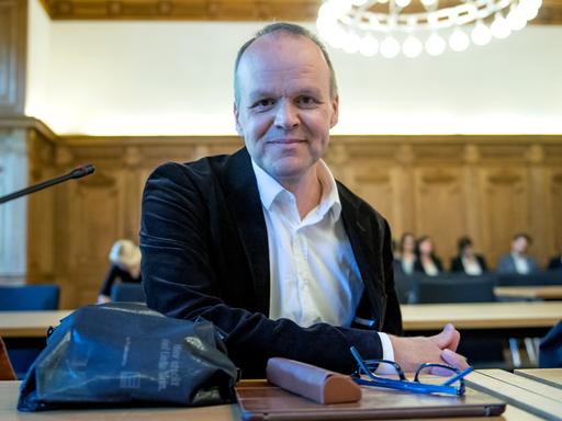 Der Journalist Jost Müller-Neuhof sitzt im Bundesverwaltungsgericht in Leipzig. 