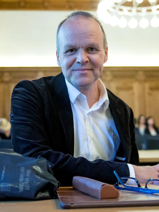 Der Journalist Jost Müller-Neuhof sitzt im Bundesverwaltungsgericht in Leipzig. Der Journalist Jost Müller-Neuhof sitzt im Bundesverwaltungsgericht in Leipzig.