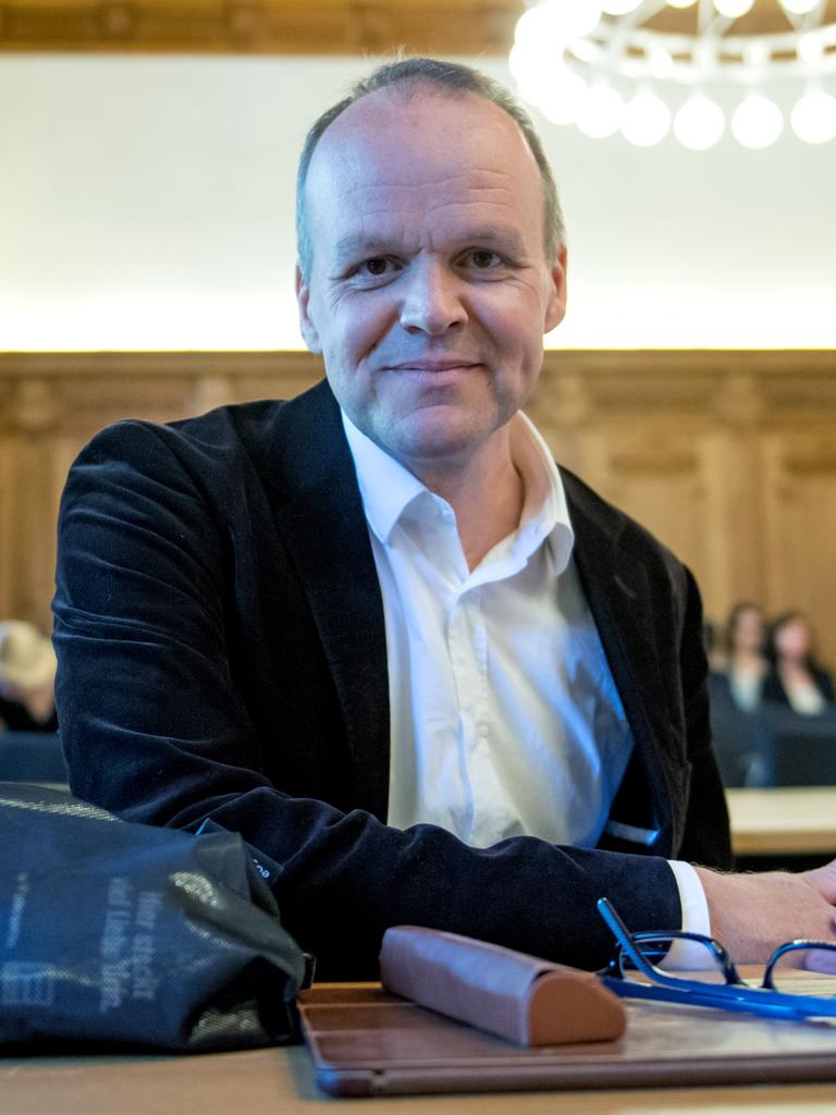 Der Journalist Jost Müller-Neuhof sitzt im Bundesverwaltungsgericht in Leipzig. 
