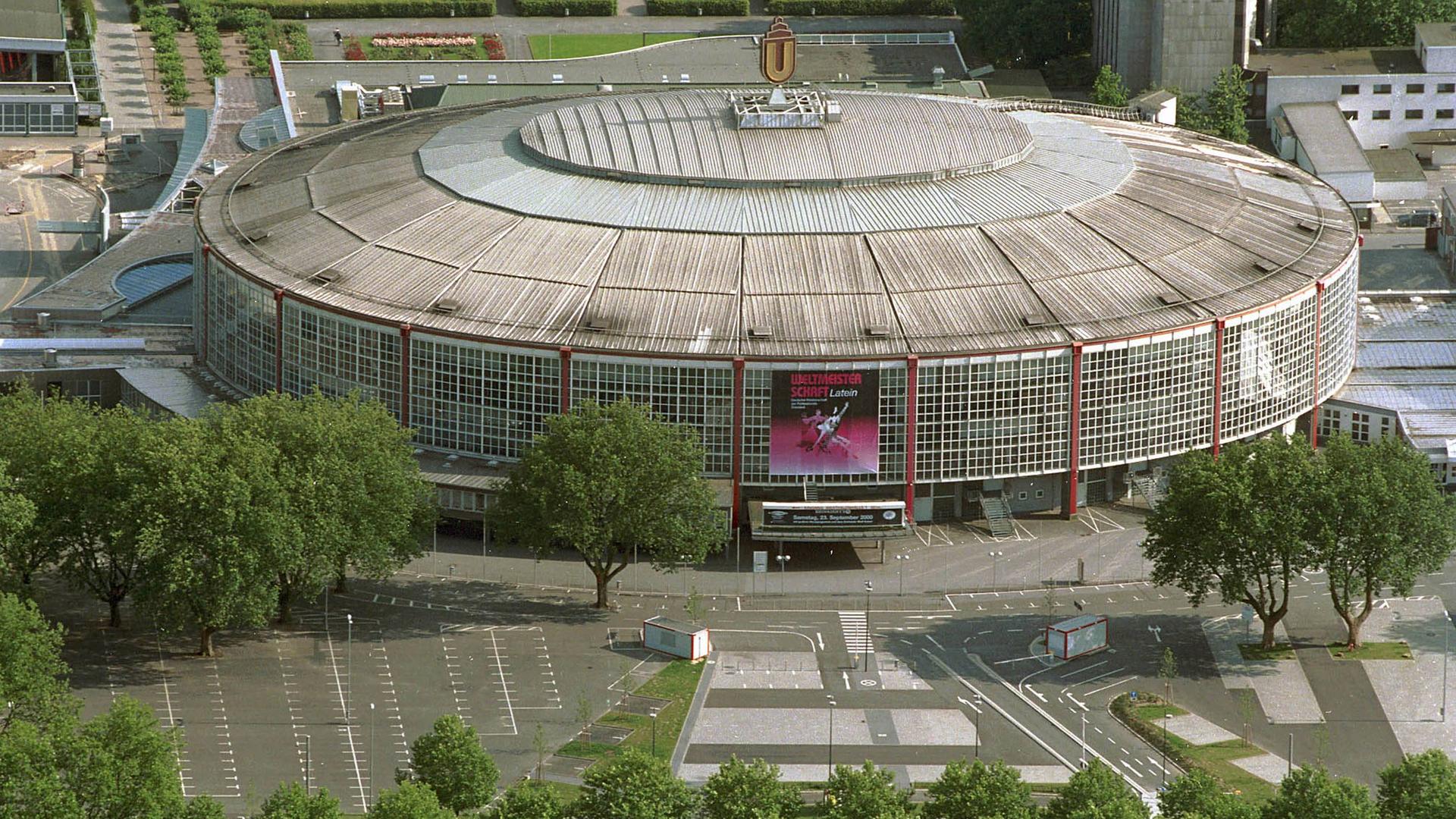 Die Dortmunder Westfalenhalle in einer Luftaufnahme aus dem Jahr 2000