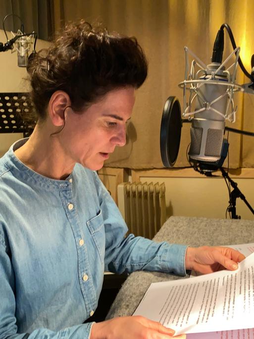 Bibiana Beglau bei den Hörspielaufnahmen im Studio