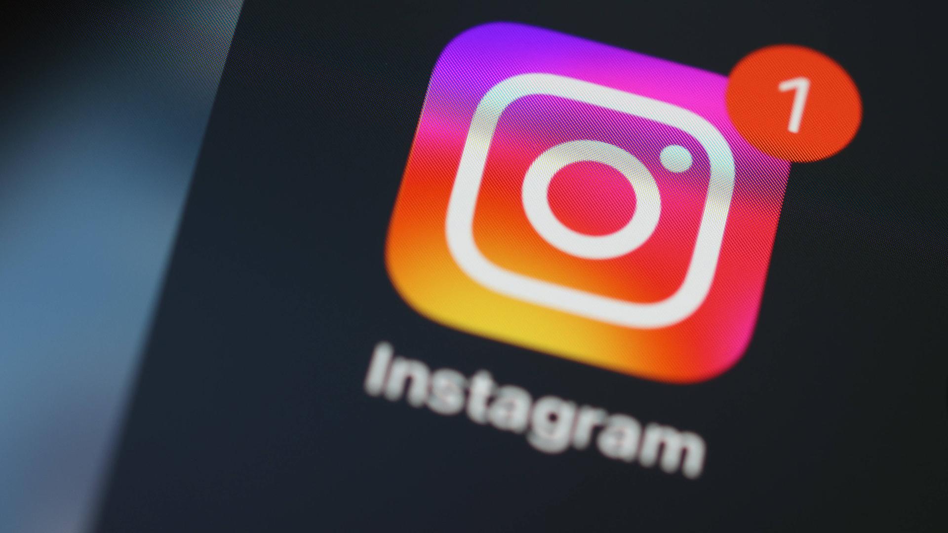 Auf einem Handybildschirm ist die App der Social-Media-Plattform Instagram zu sehen. 