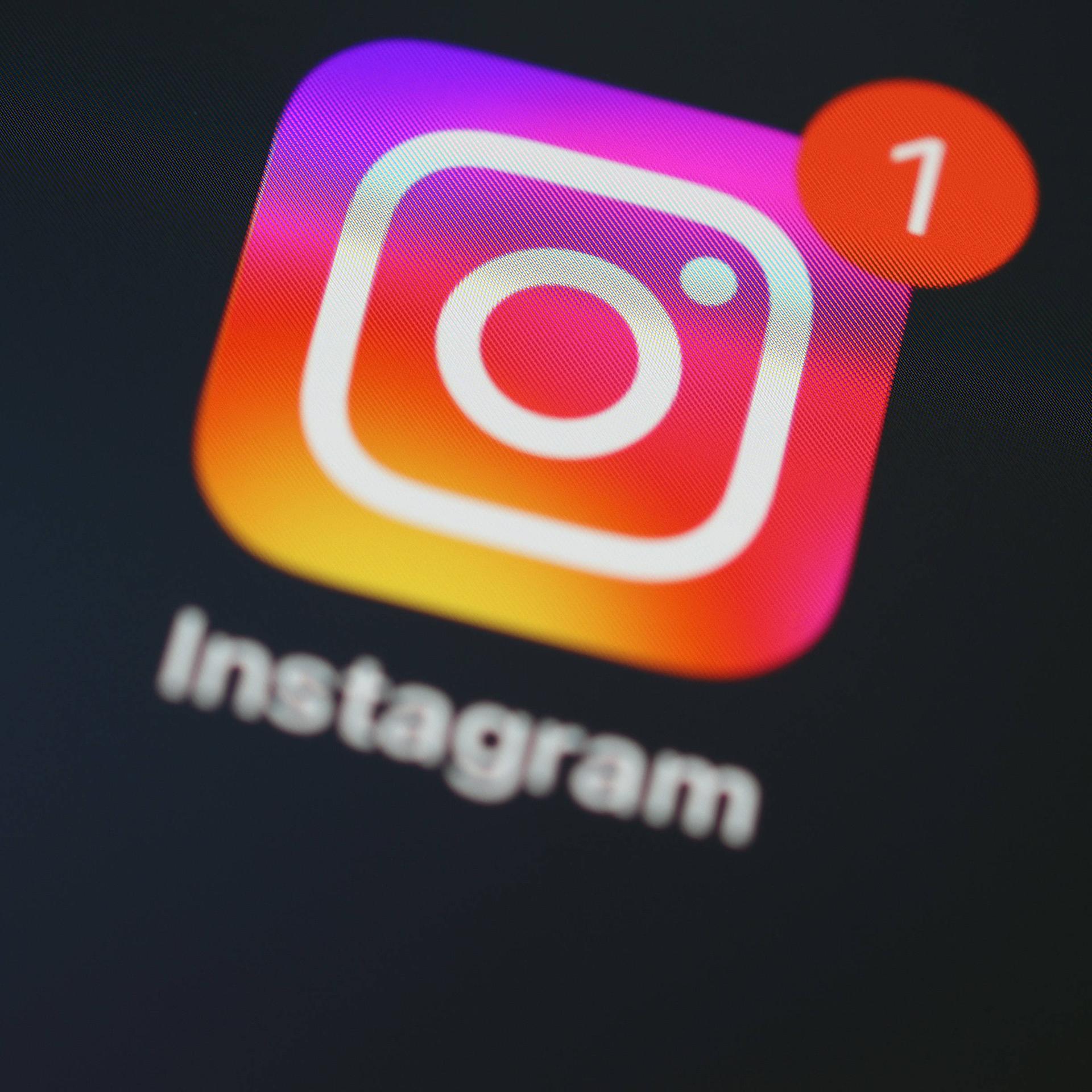 Auf einem Handybildschirm ist die App der Social-Media-Plattform Instagram zu sehen. 
