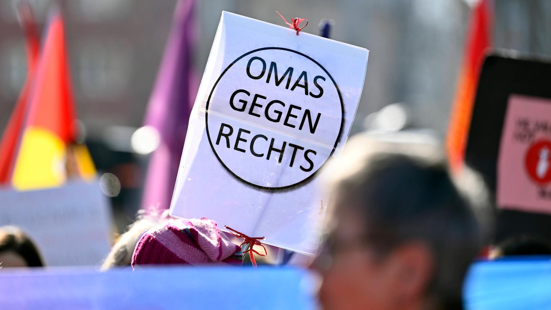 Demonstration zum Weltfrauentag in Nürnberg. Das Schild "Omas gegen Rechts" wird in die Höhe gehalten.