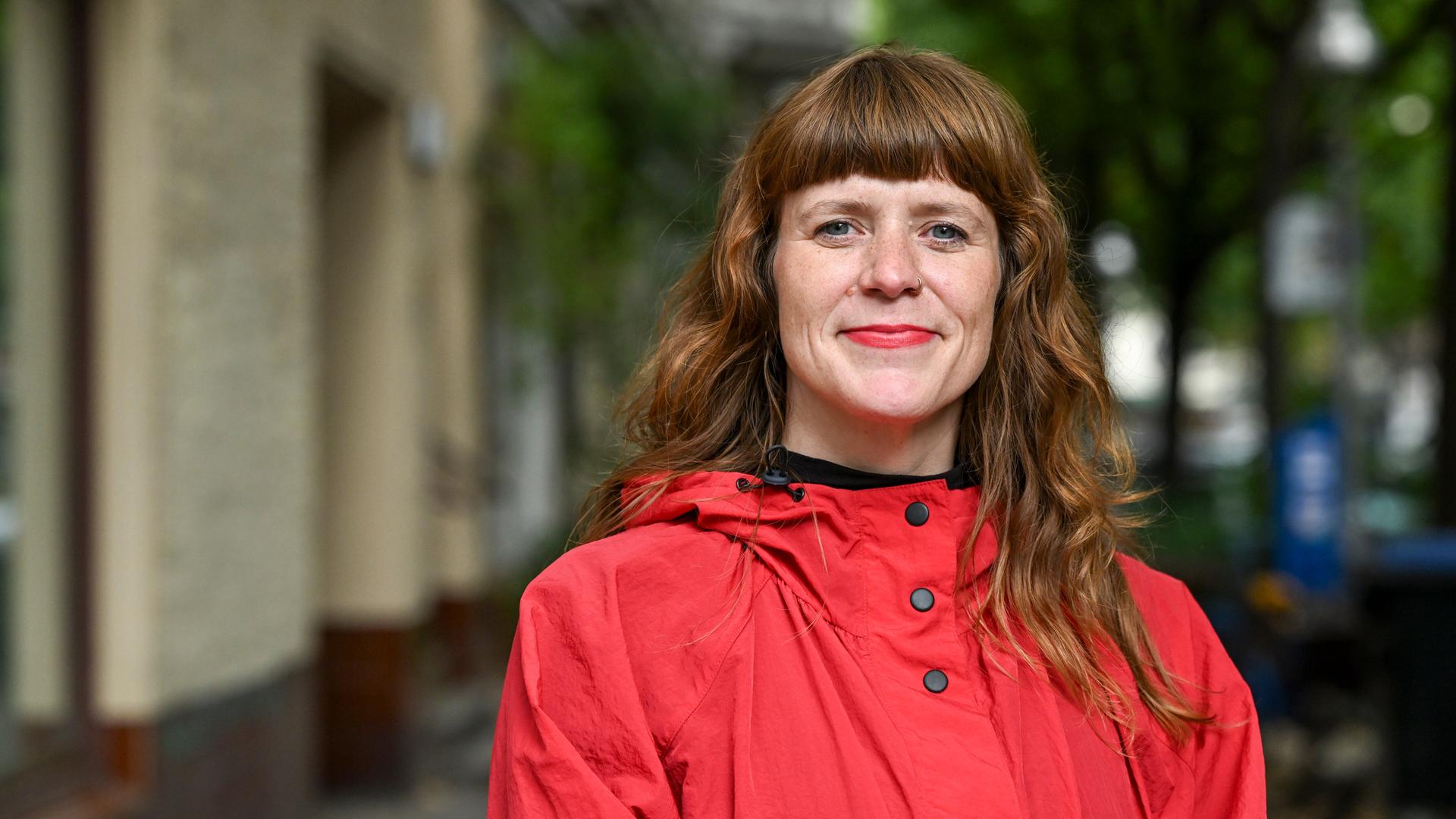 Zu sehen ist die Berliner Politikerin Kerstin Wolter. Sie trägt eine rote Jacke und lächelt in die Kamera.